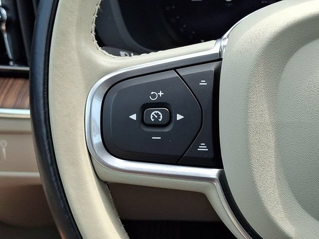 Used 2022 Volvo XC60 B5 Momentum w/ Climate Package AWD/4WD image 26