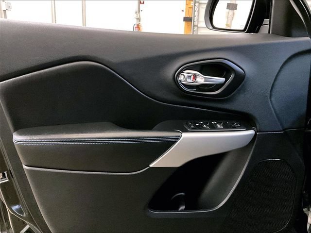 Used 2019 Jeep Cherokee Latitude AWD/4WD image 22