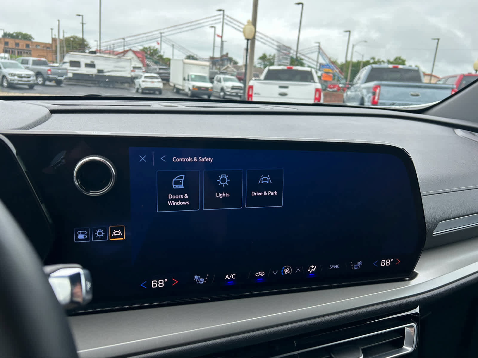 Used 2025 Chevrolet Traverse LT image 41