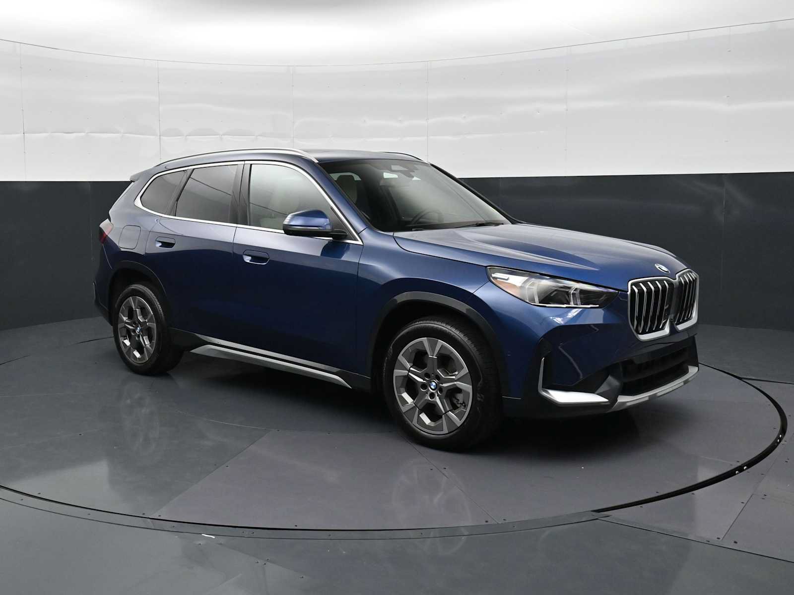 Used 2025 BMW X1 xDrive28i w/ Technology Package AWD/4WD image 3
