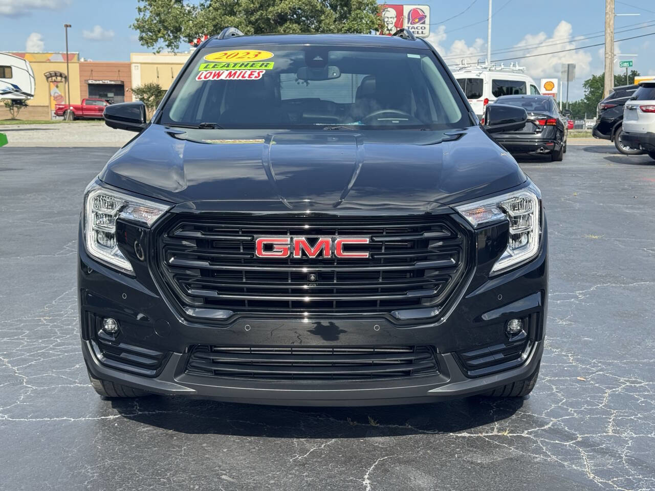 Used 2023 GMC Terrain SLT w/ Tech Package FWD image 9