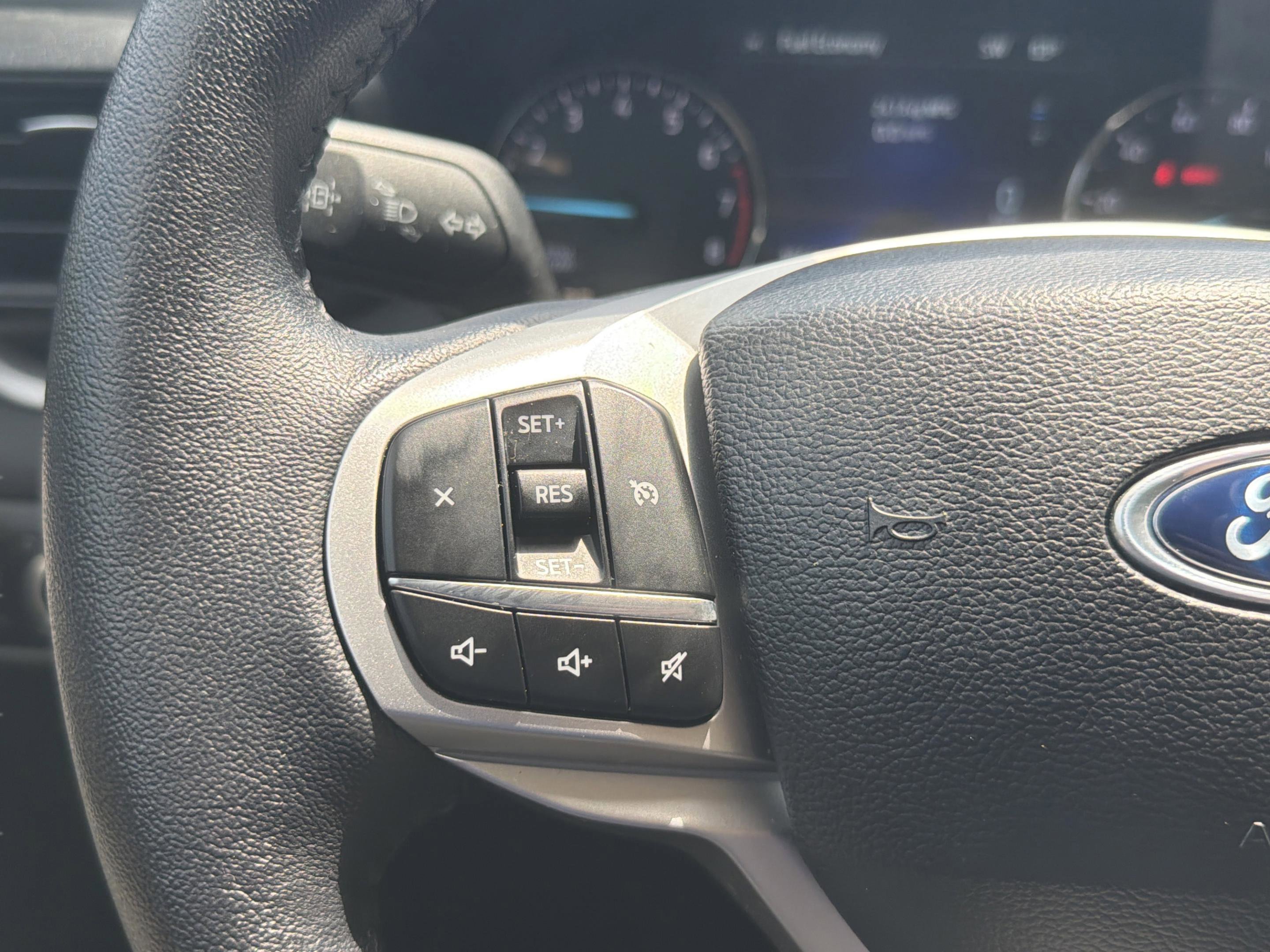Used 2024 Ford Explorer XLT AWD/4WD image 17