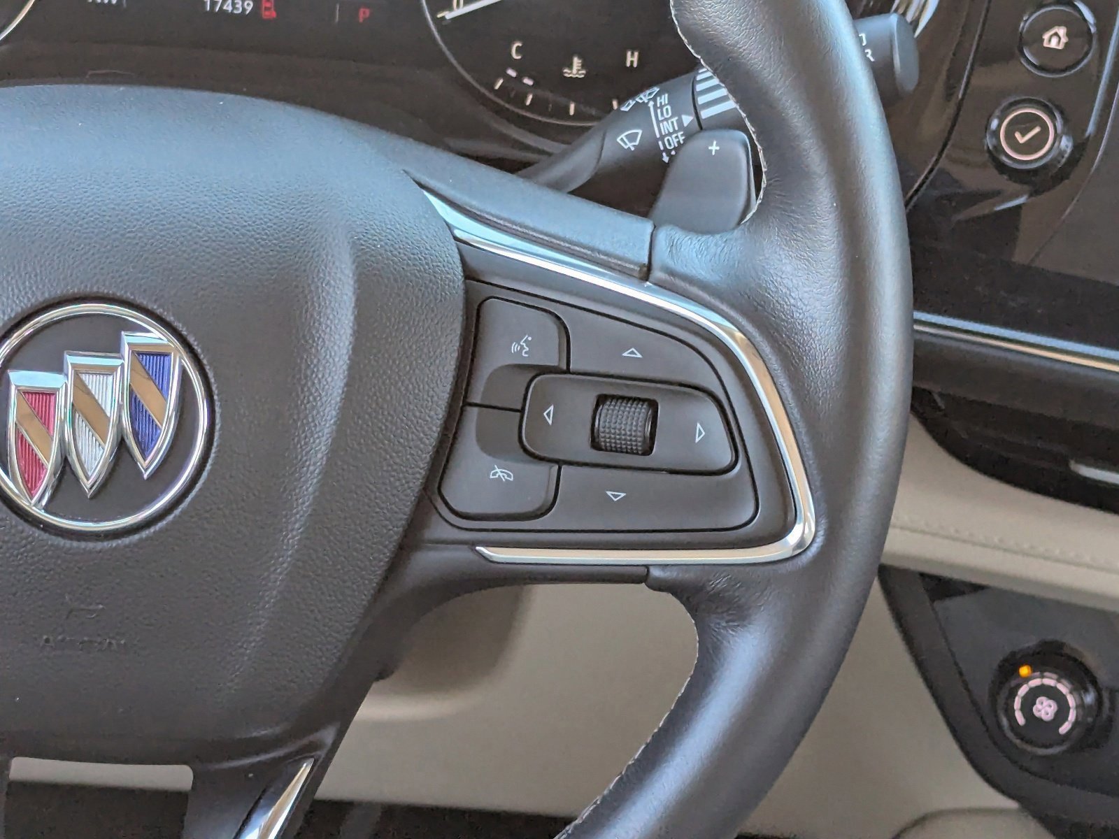 Used 2023 Buick Envision Preferred image 21