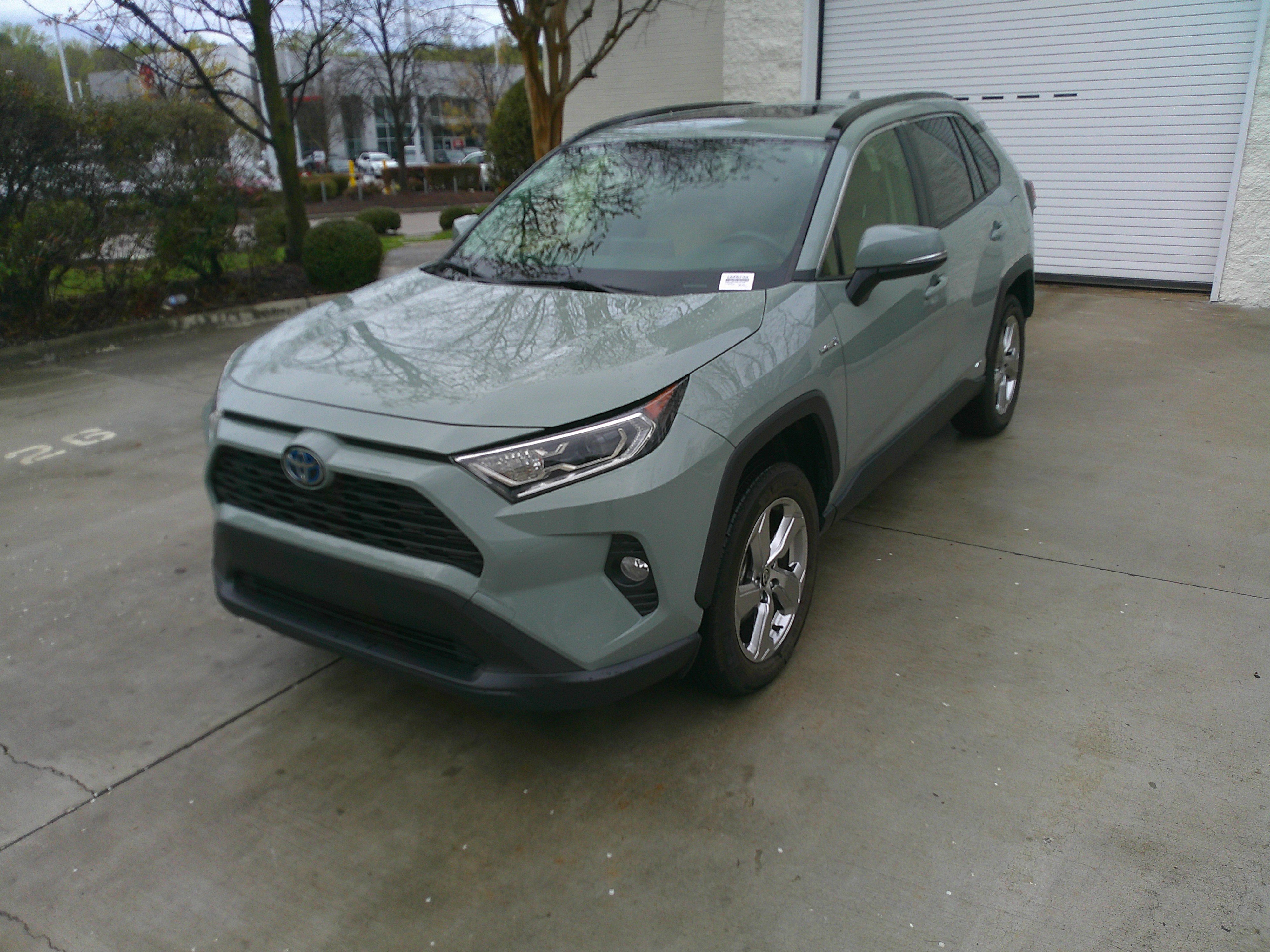 Used 2021 Toyota RAV4 XLE Premium image 6