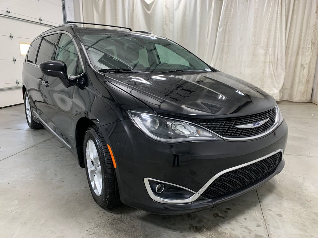 Used 2018 Chrysler Pacifica Touring-L w/ Tire & Wheel Group FWD video 2