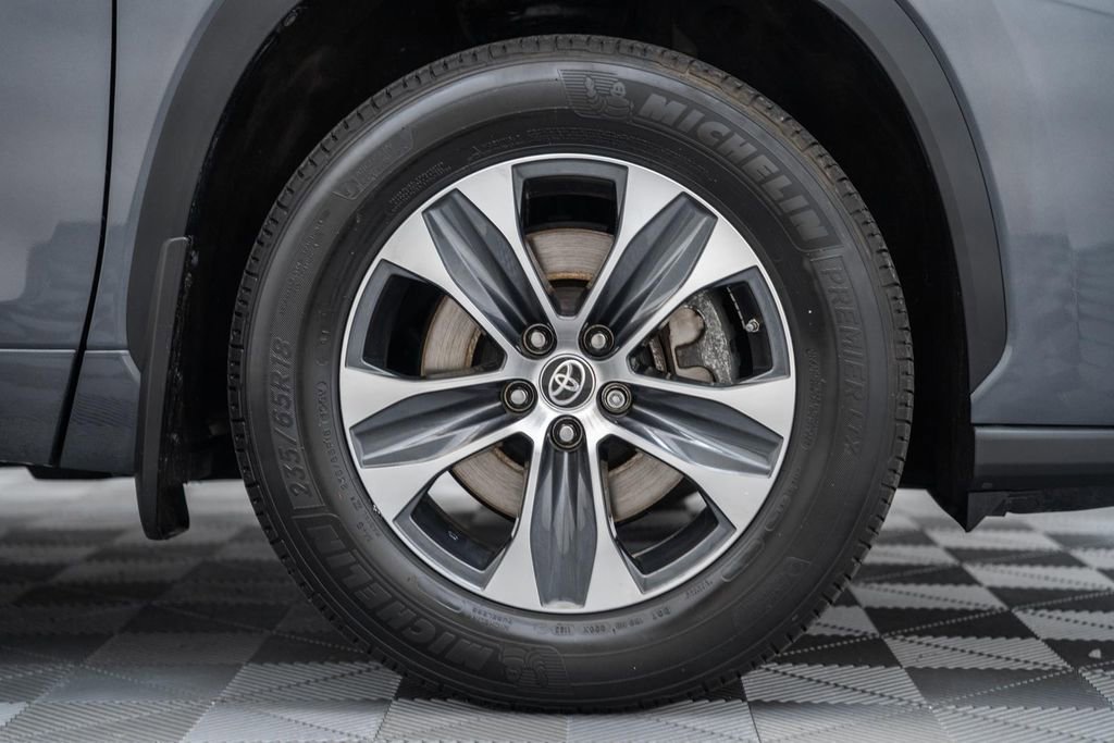 Used 2023 Toyota Highlander XLE AWD/4WD image 17