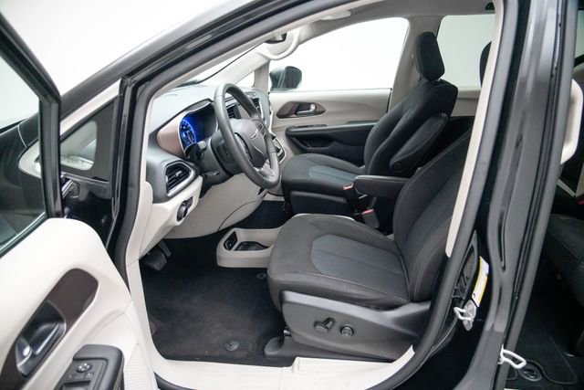 Used 2023 Chrysler Voyager LX image 23