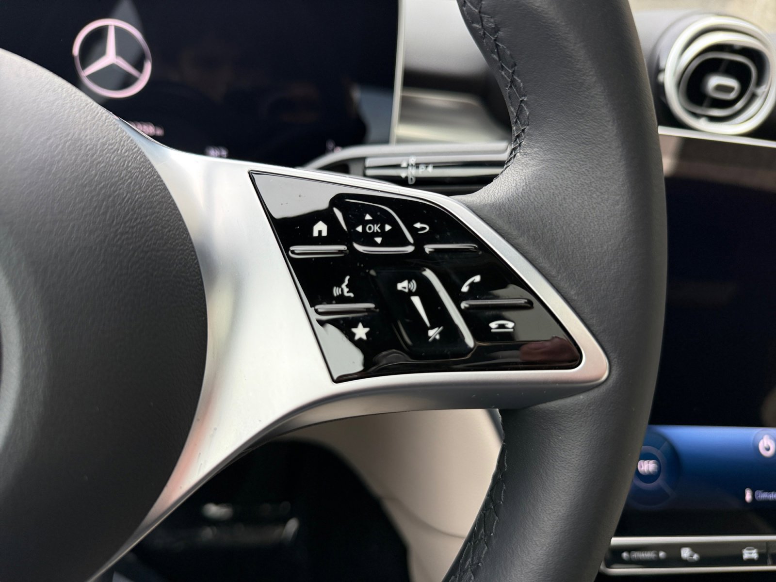 Used 2025 Mercedes-Benz C 300 4MATIC Sedan image 32