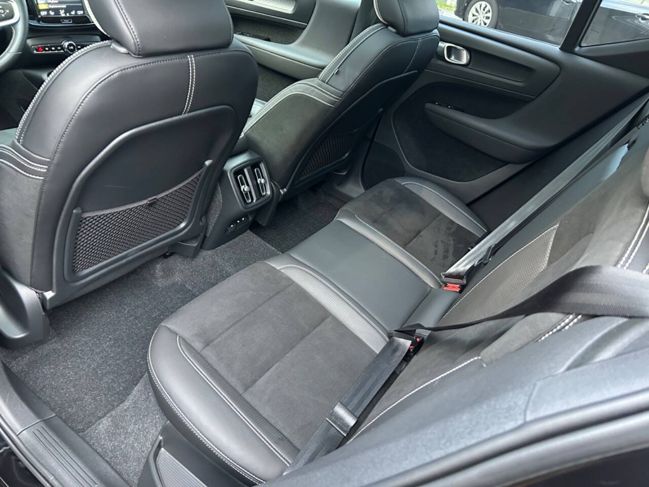 Used 2021 Volvo XC40 T5 R-Design w/ Advanced Package AWD/4WD image 29