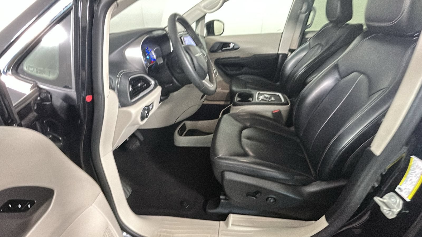 Used 2023 Chrysler Pacifica Touring-L FWD image 12