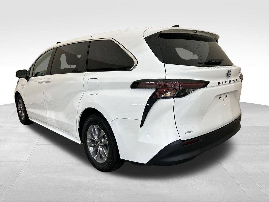 Used 2023 Toyota Sienna LE AWD/4WD image 3