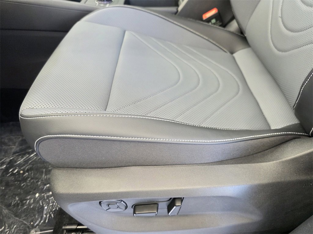 New 2025 Volkswagen Tiguan SE image 16