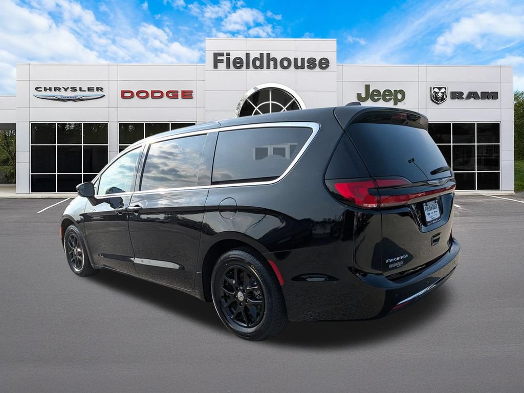 Used 2024 Chrysler Pacifica Touring-L FWD image 7