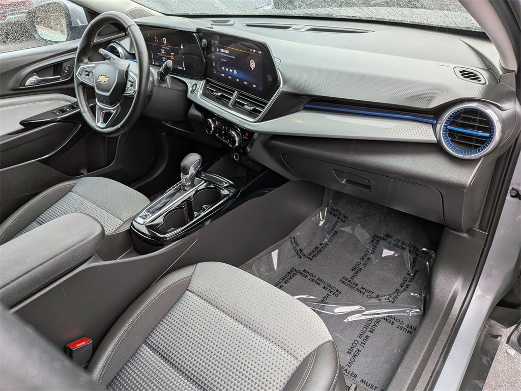 Used 2025 Chevrolet Trax LT w/ LT Convenience Package image 32