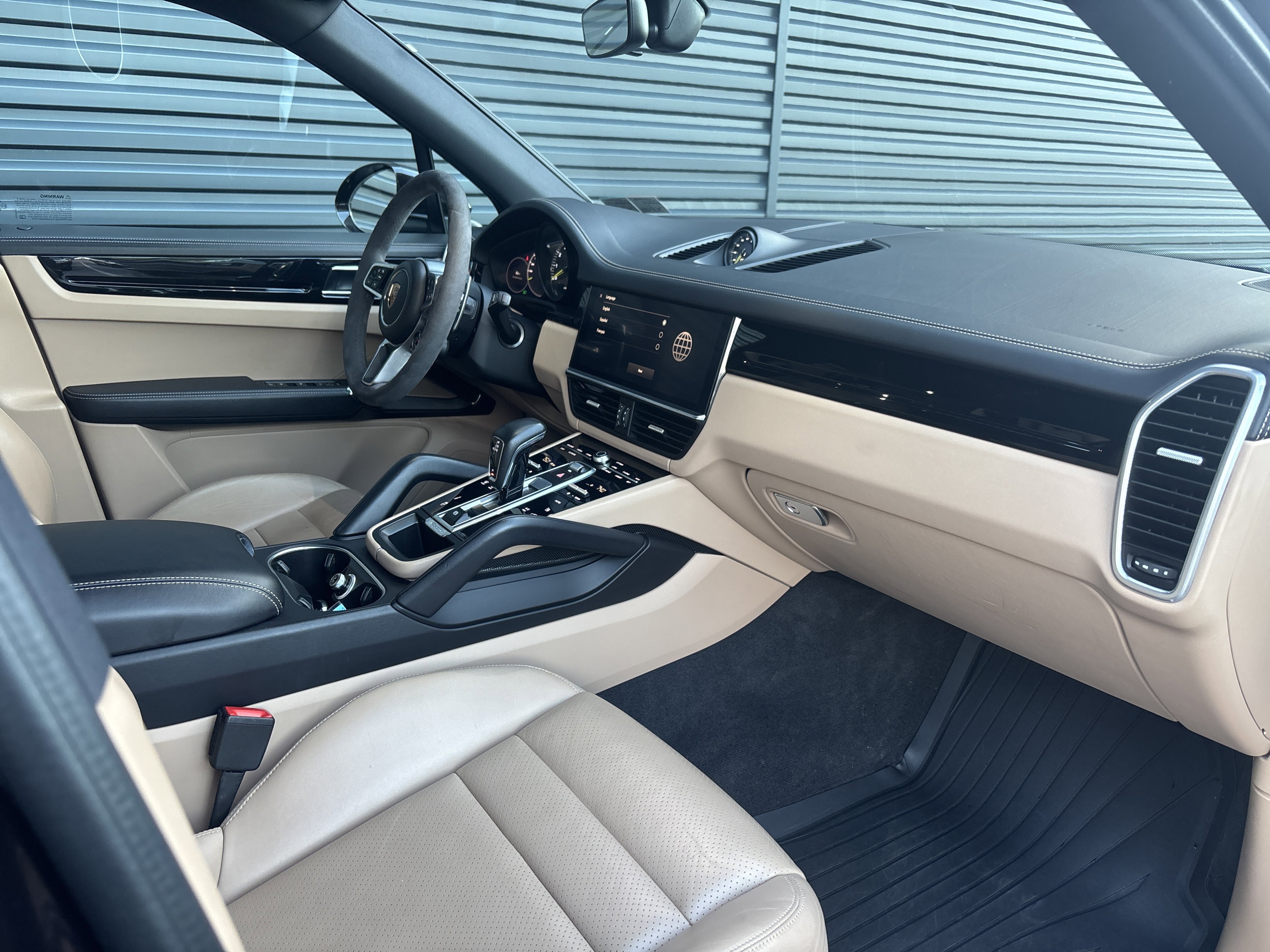 Certified 2022 Porsche Cayenne E-Hybrid image 3