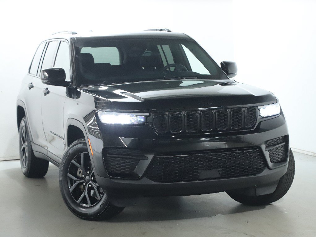 Used 2025 Jeep Grand Cherokee Altitude AWD/4WD image 2