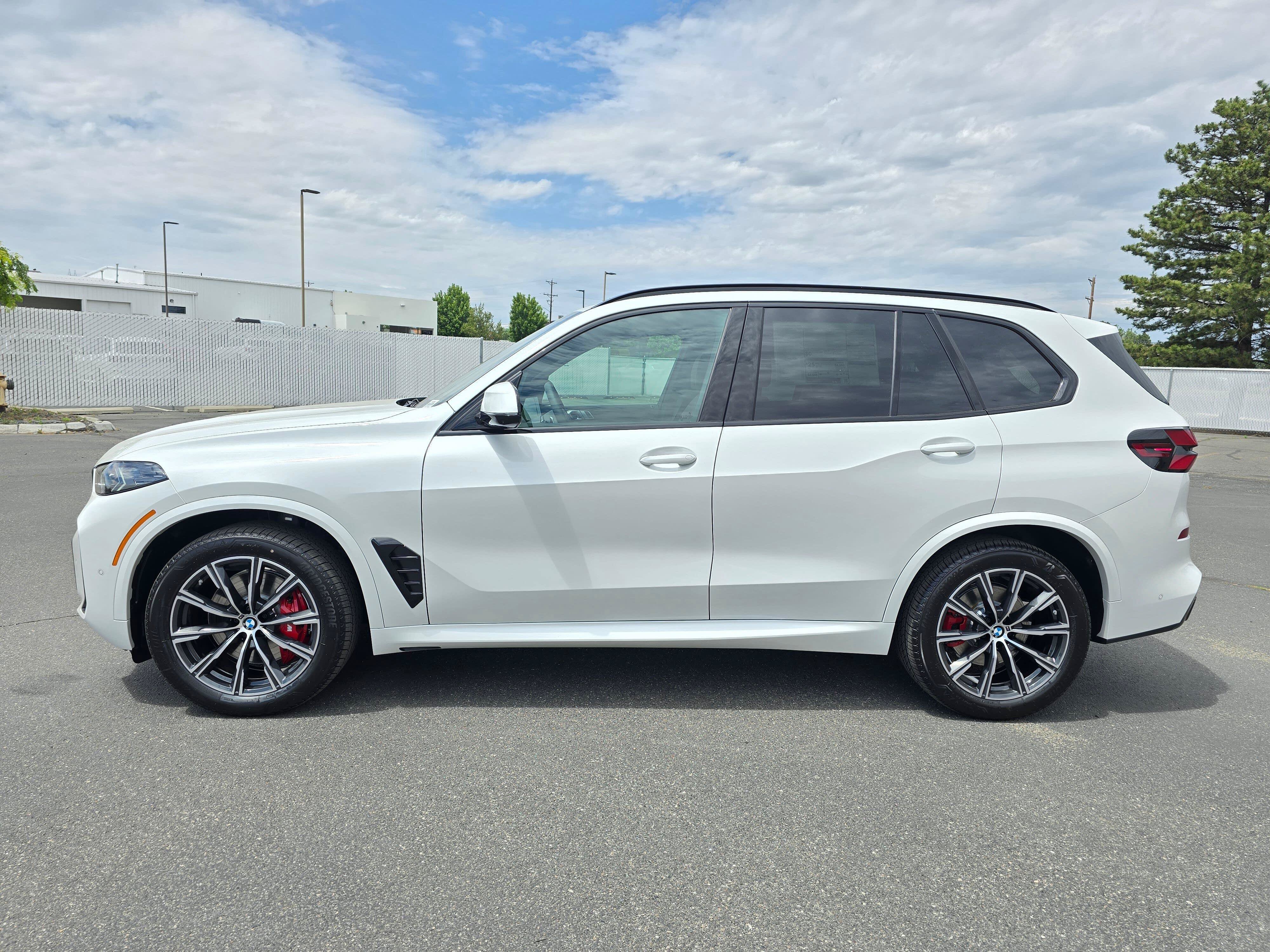 New 2026 BMW X5 xDrive40i w/ M Sport Package AWD/4WD image 3