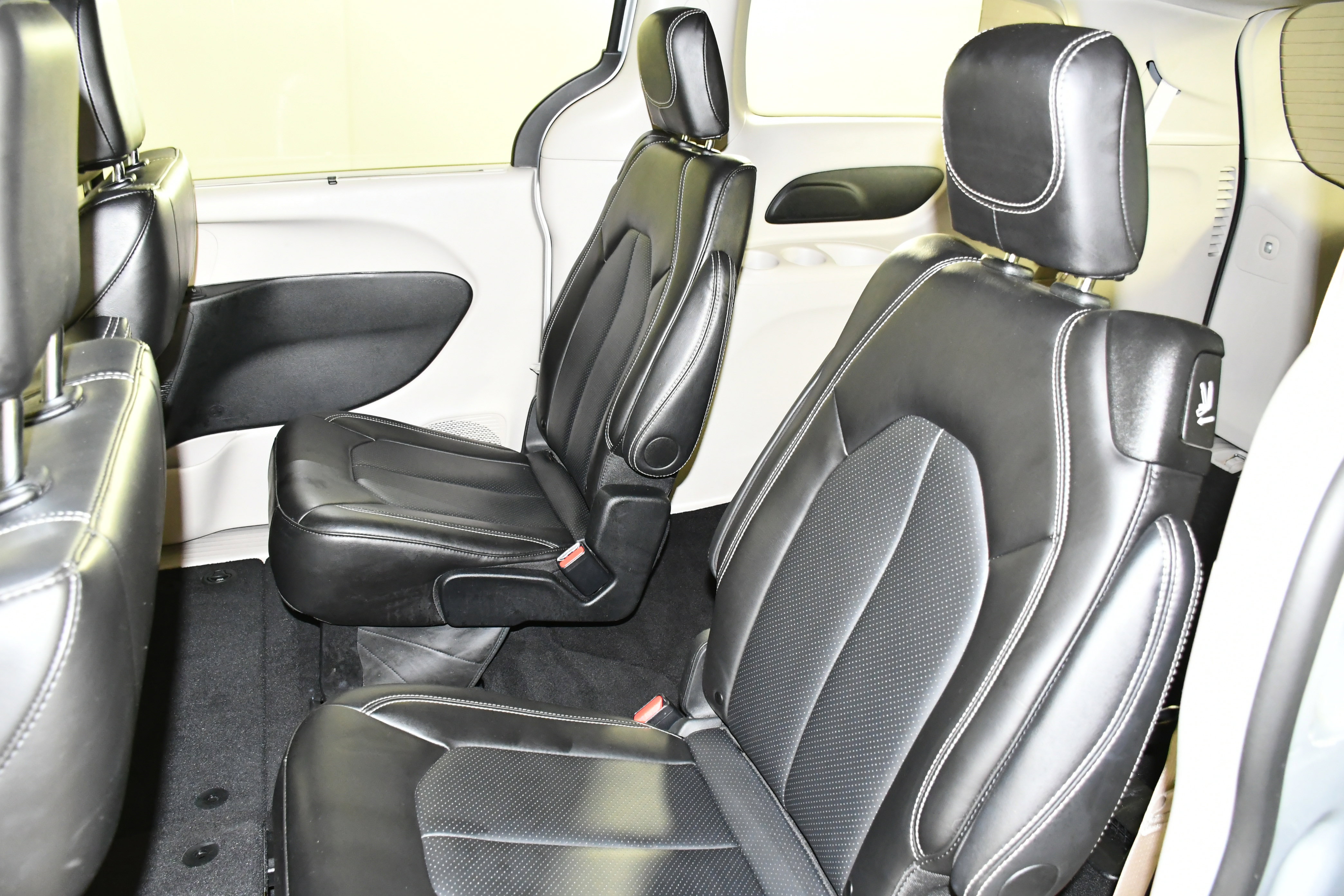 Used 2024 Chrysler Pacifica Touring-L image 47