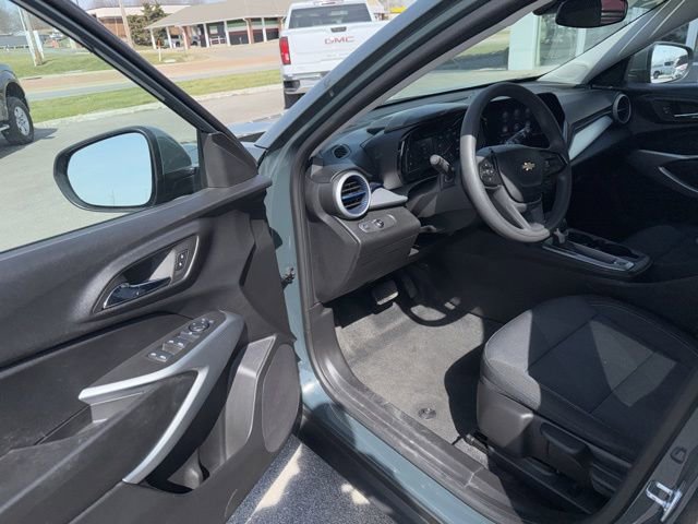 Used 2025 Chevrolet Trax LS w/ LS Convenience Package image 28