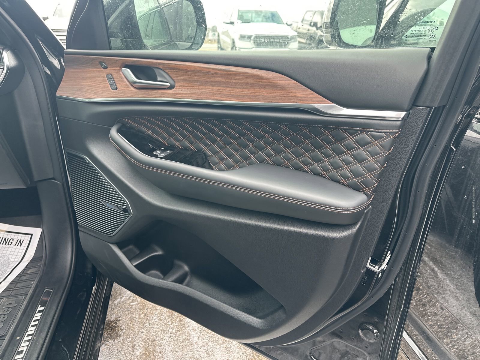 Used 2024 Jeep Grand Cherokee Summit w/ Luxury Tech Group V image 43