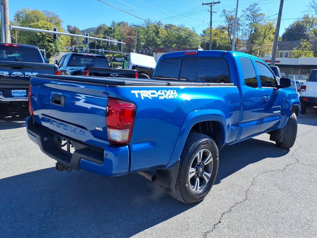 Used 2017 Toyota Tacoma TRD Sport AWD/4WD image 4