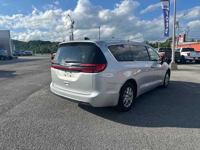 Used 2024 Chrysler Pacifica Touring-L FWD image 5
