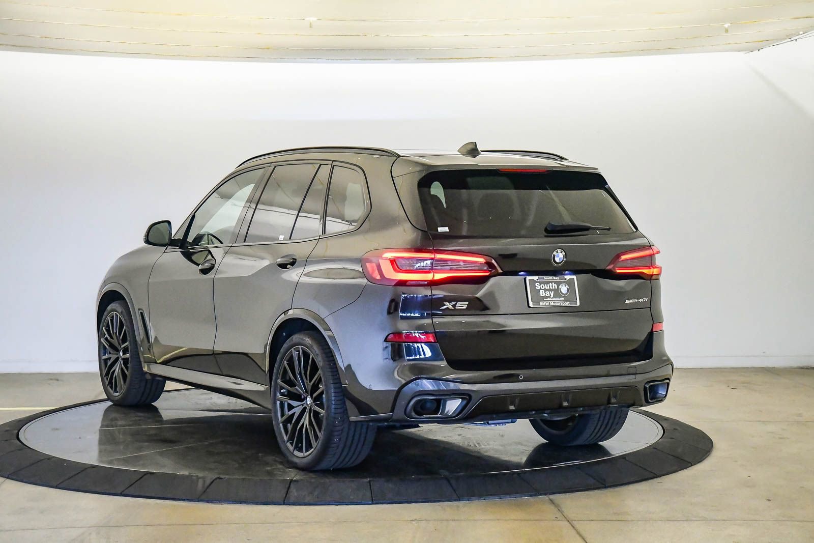 Used 2023 BMW X5 sDrive40i w/ M Sport Package image 2