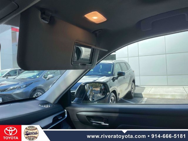 Used 2024 Toyota Highlander XLE AWD/4WD image 27