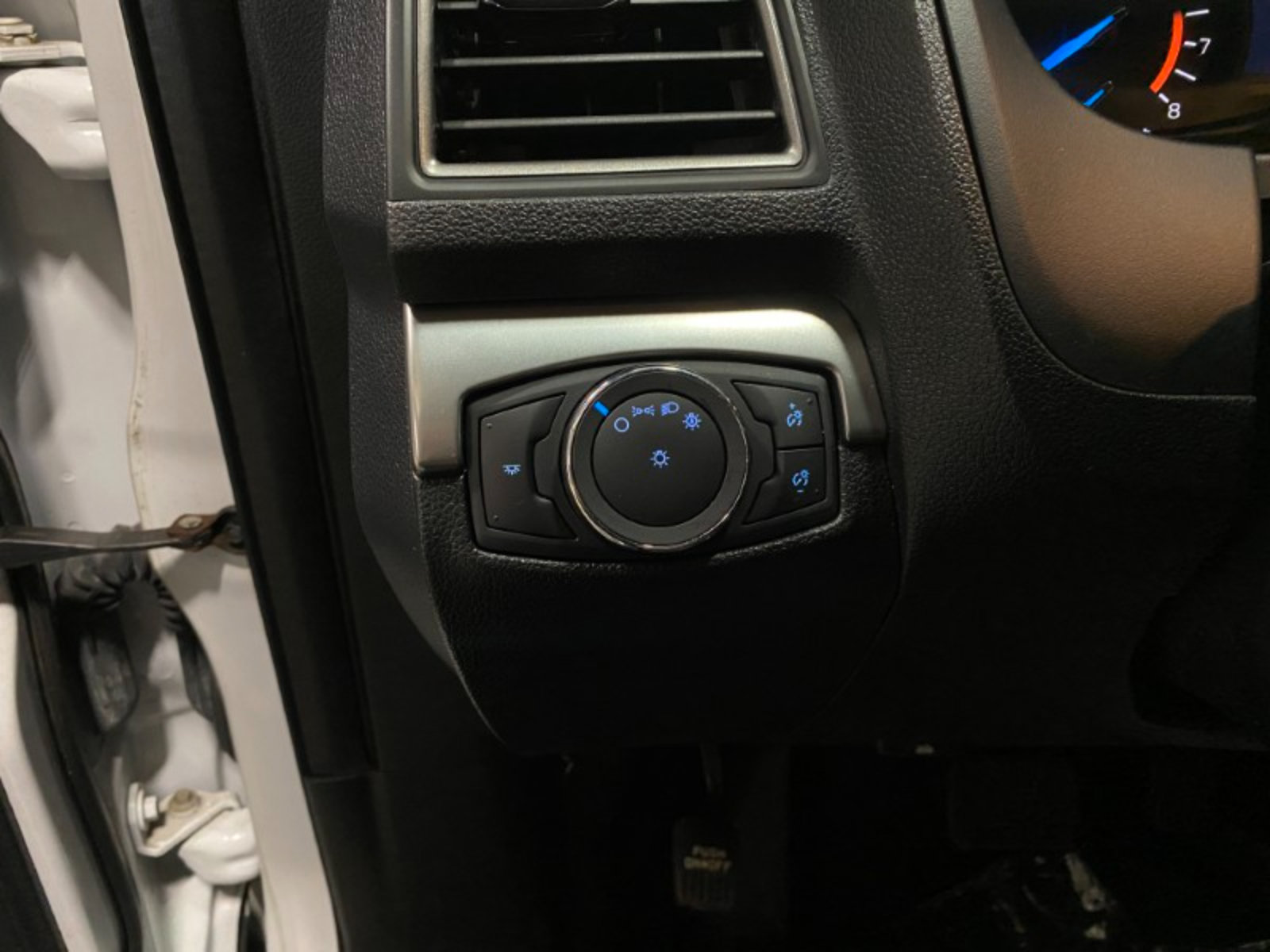 Used 2019 Ford Explorer XLT FWD image 35