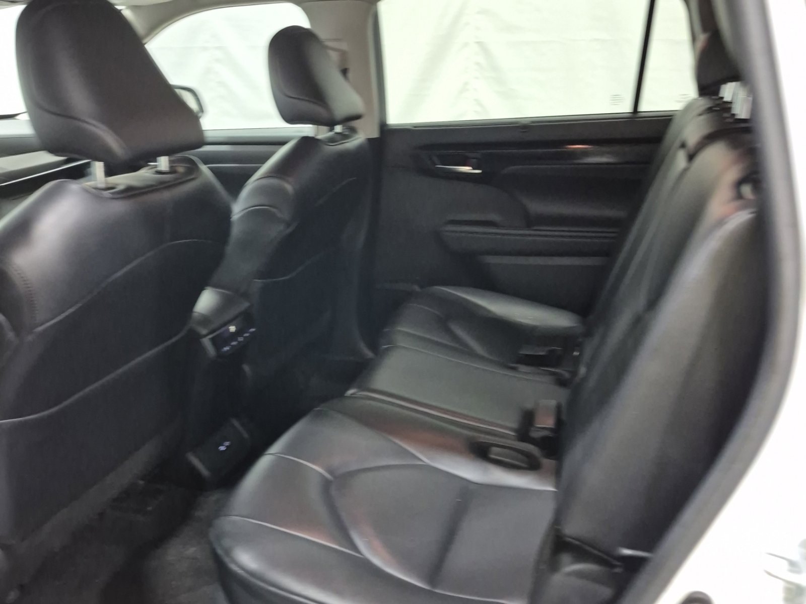 Used 2024 Toyota Highlander XLE image 12