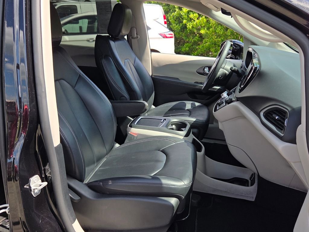 Used 2024 Chrysler Pacifica Touring-L FWD image 14