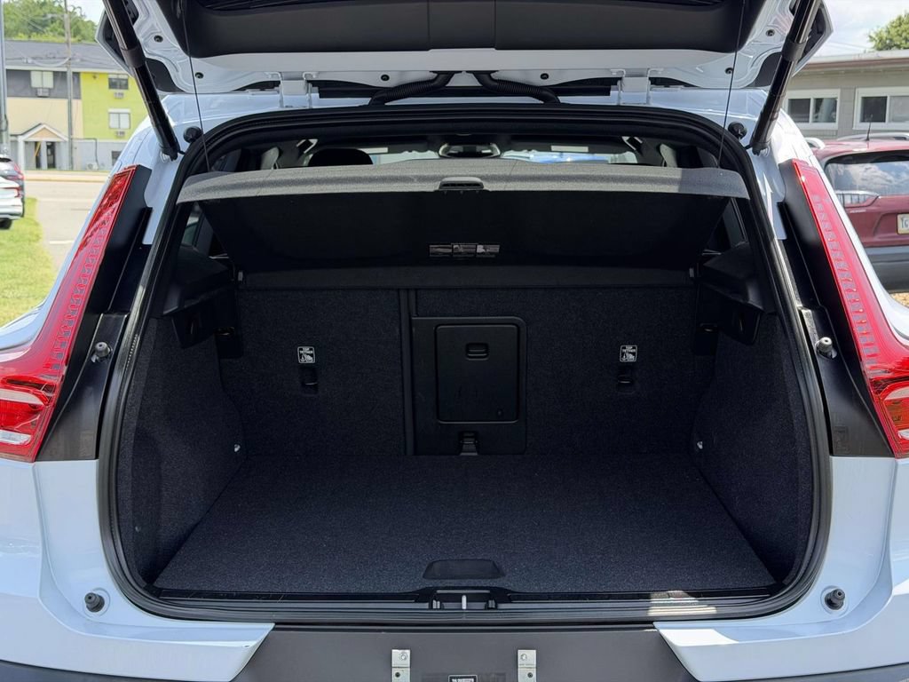 Used 2024 Volvo XC40 B5 Core AWD/4WD image 14