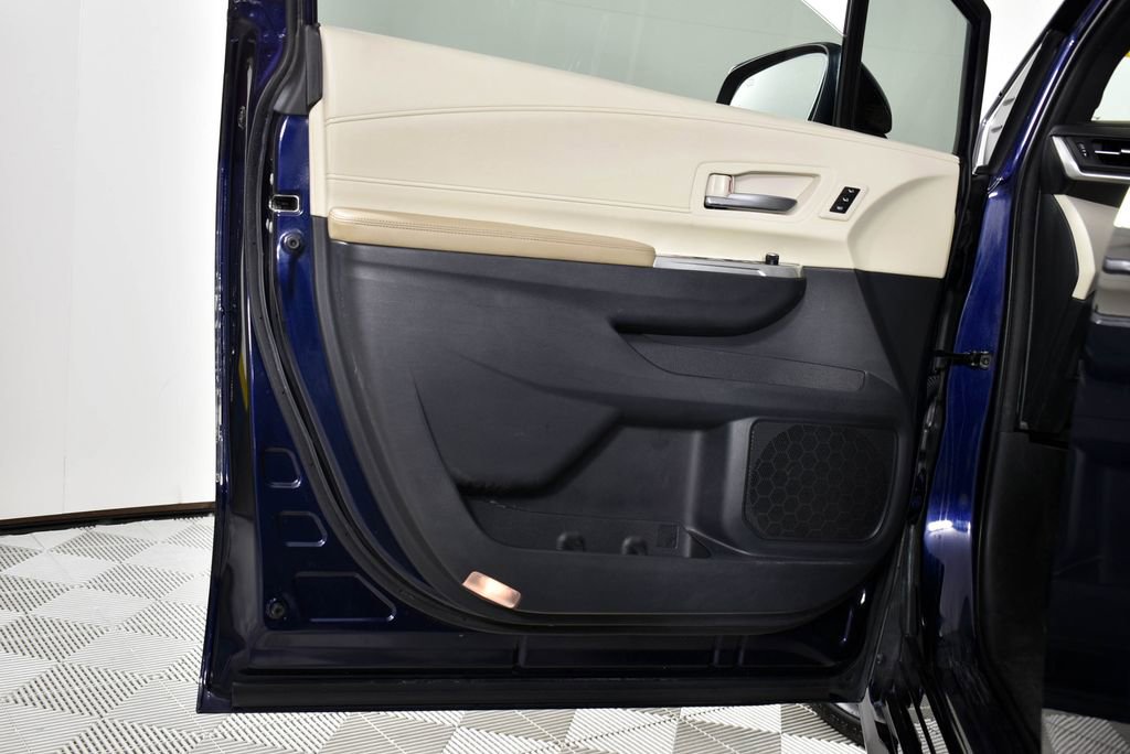 Used 2021 Toyota Sienna Limited image 16