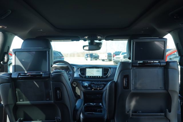 New 2026 Chrysler Pacifica Limited w/ Uconnect Theater Family Group image 23