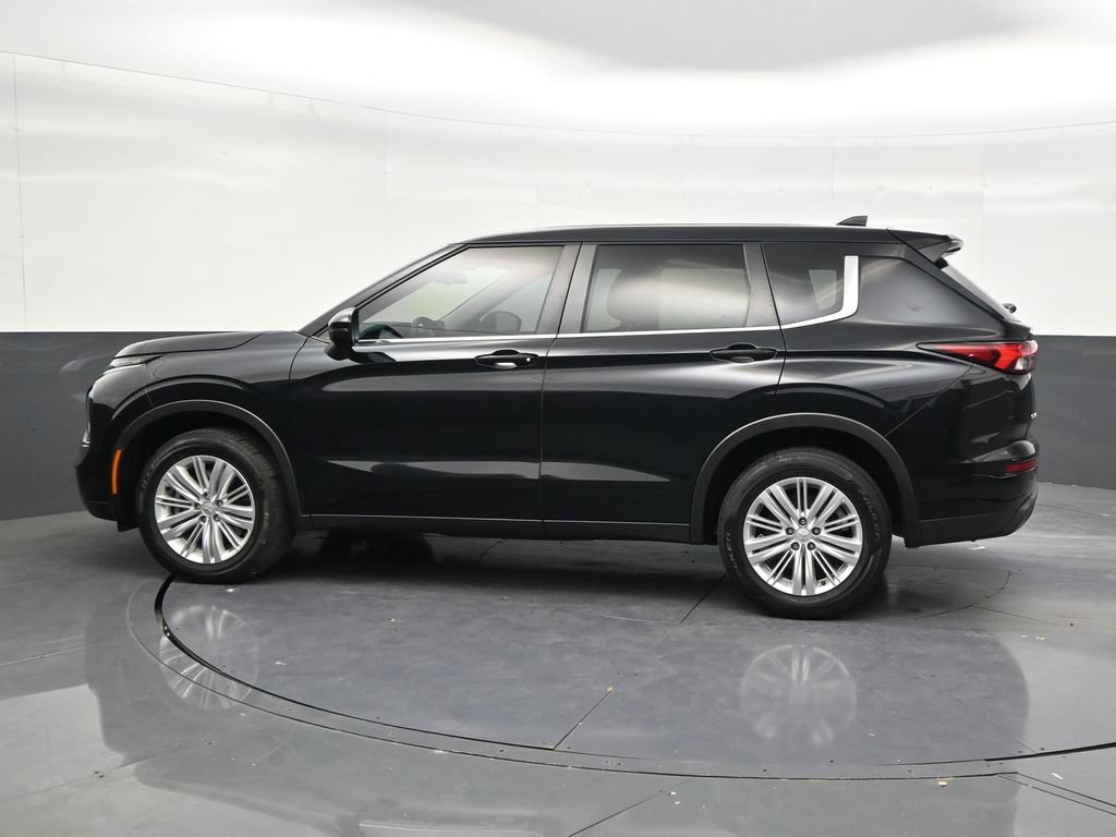Used 2024 Mitsubishi Outlander ES FWD image 2