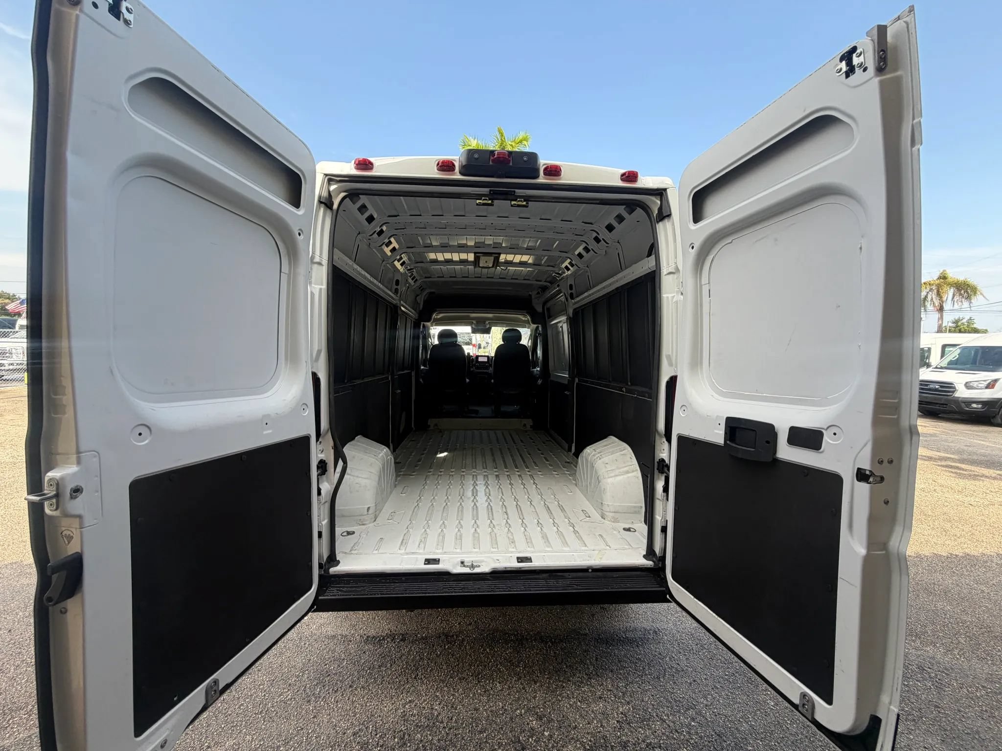 Used 2025 RAM ProMaster 2500 w/ Convenience Group FWD image 5