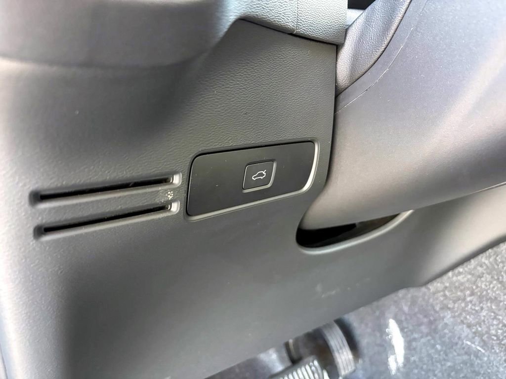 Used 2025 Volvo XC40 B5 Core image 11