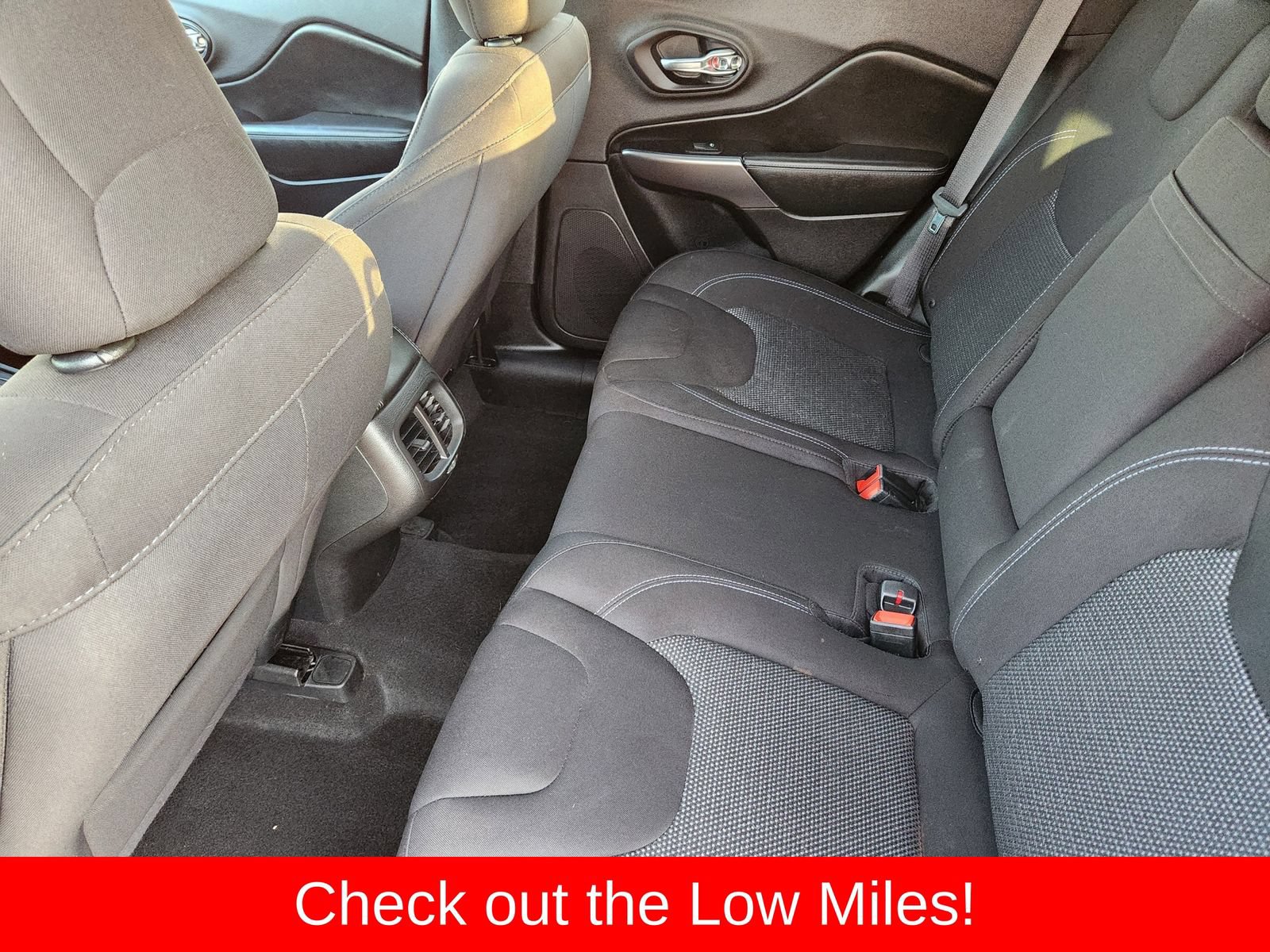 Used 2019 Jeep Cherokee Latitude w/ Popular Appearance Group FWD image 38