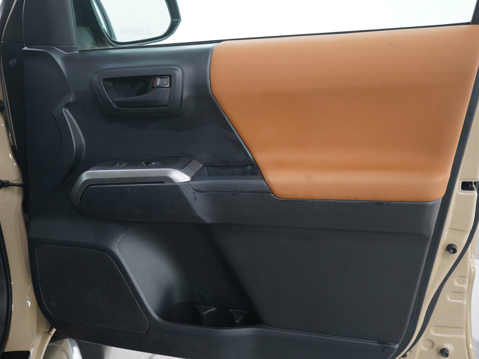 Used 2018 Toyota Tacoma SR5 AWD/4WD image 9