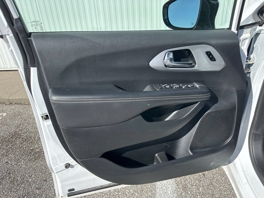 Used 2025 Chrysler Pacifica Limited FWD image 13