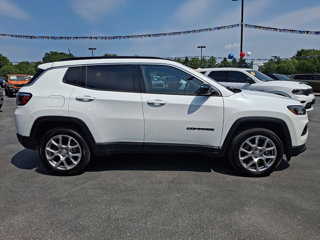 Certified 2023 Jeep Compass Latitude w/ Sun and Sound Group AWD/4WD image 7