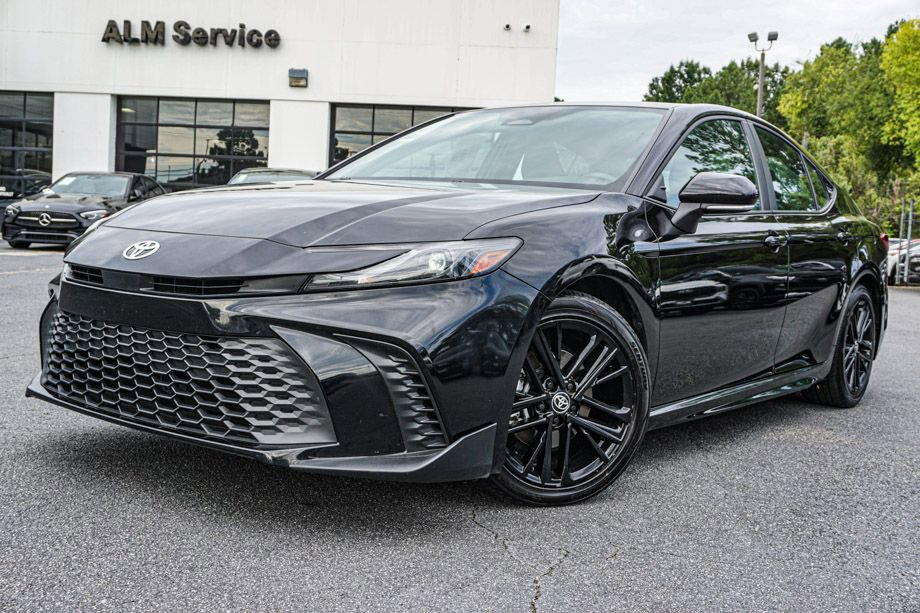 Used 2025 Toyota Camry SE image 1