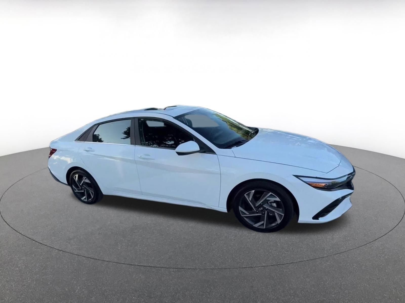 Used 2025 Hyundai Elantra SEL image 2