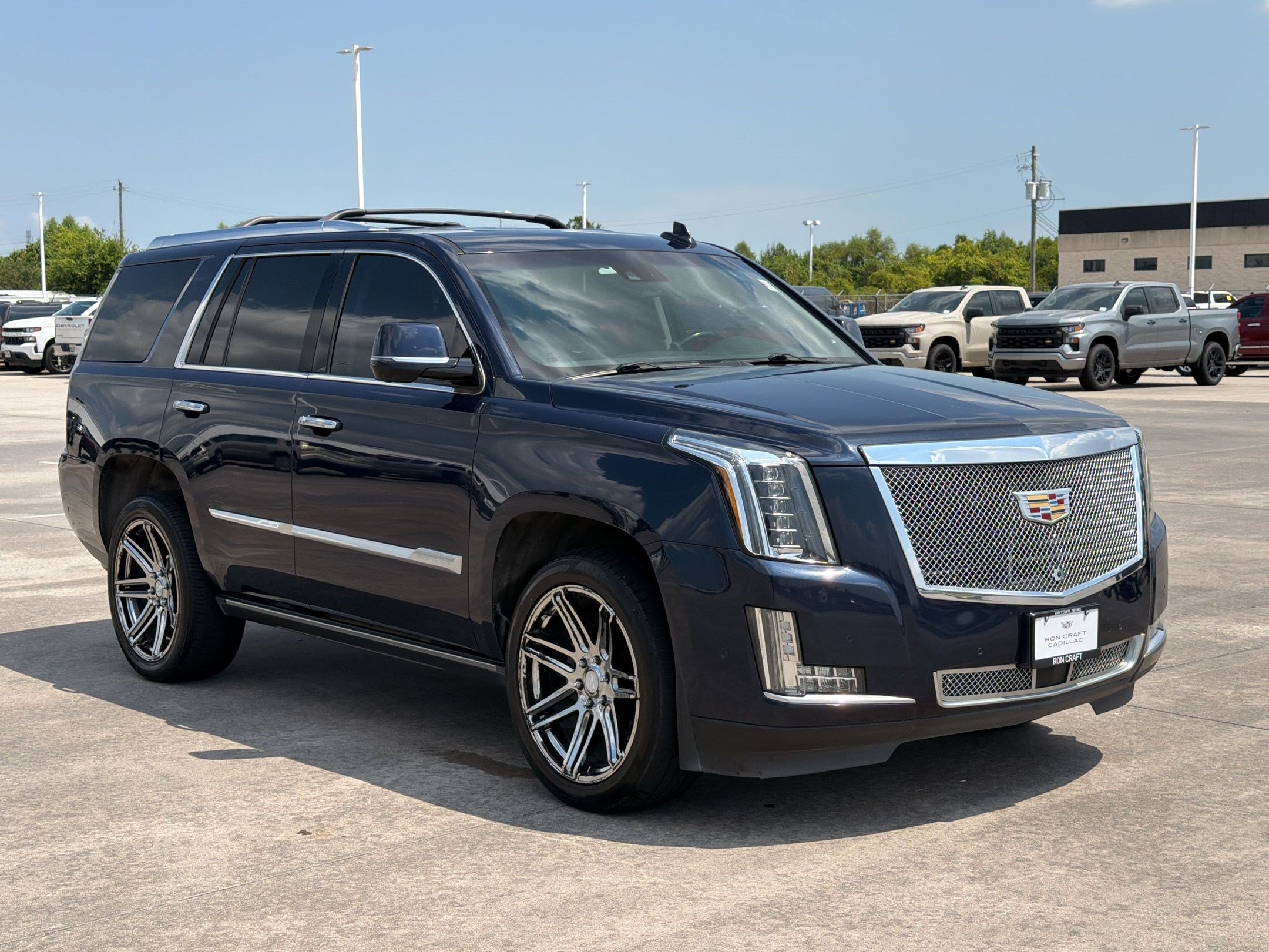 Used 2018 Cadillac Escalade Premium Luxury RWD image 7