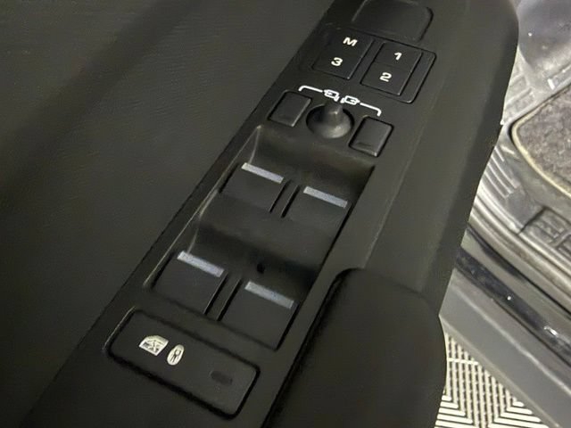 Used 2025 Land Rover Defender 130 X-Dynamic SE AWD/4WD image 22