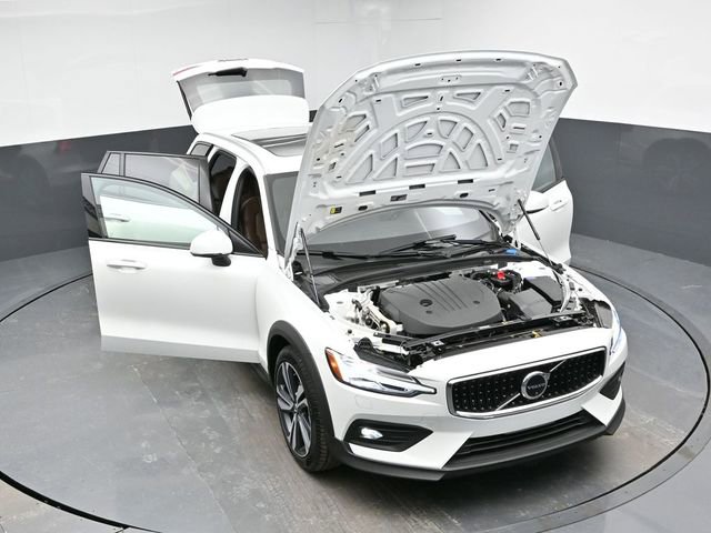 Used 2025 Volvo V60 B5 Cross Country Plus image 41