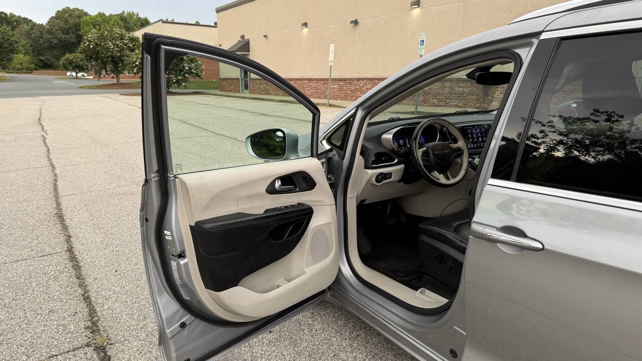 Used 2018 Chrysler Pacifica Limited image 11