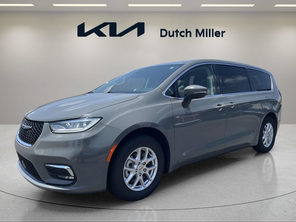 Used 2023 Chrysler Pacifica Touring-L FWD image 1