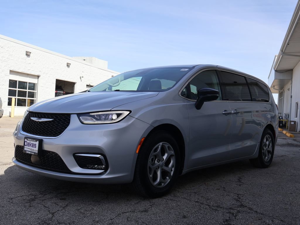 Used 2024 Chrysler Pacifica Limited image 3
