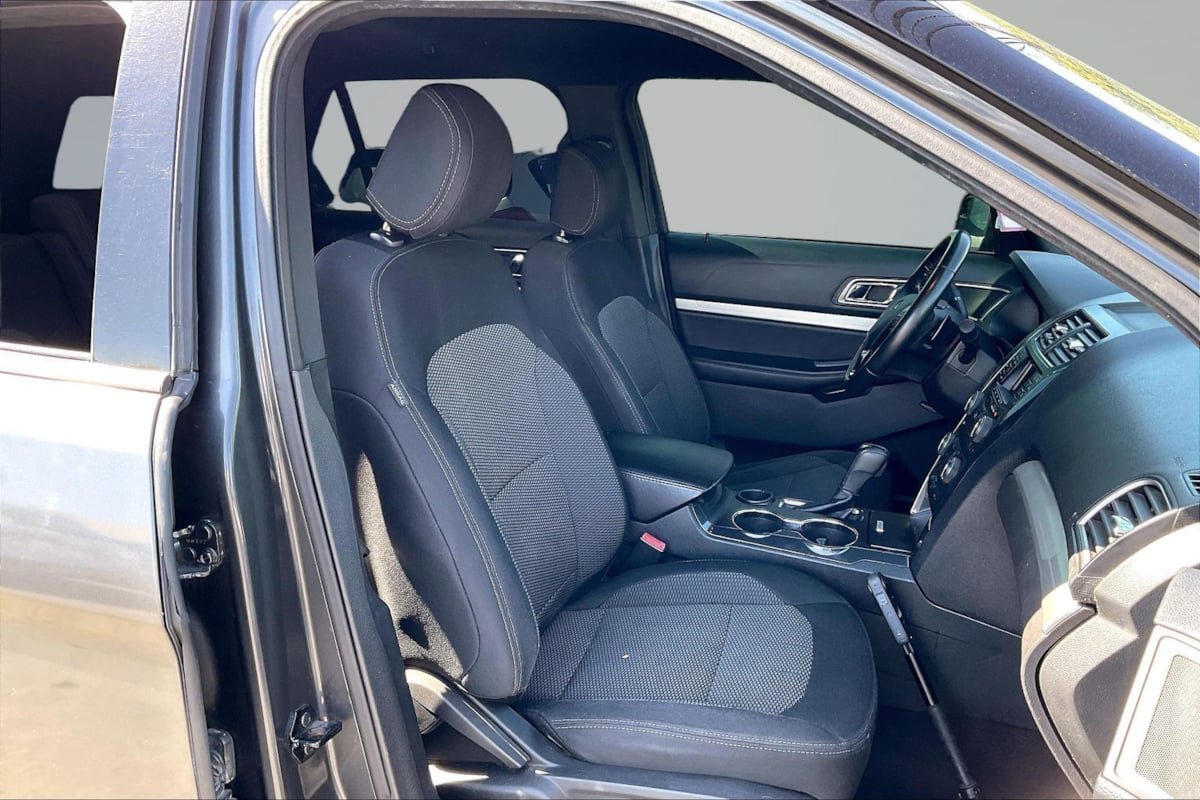Used 2016 Ford Explorer XLT FWD image 7